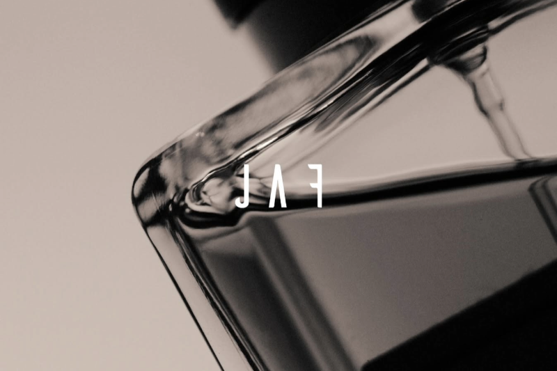 Understanding Top, Middle & Base Notes (Fragrance Pyramid Explained)